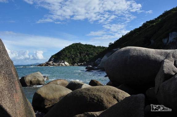 Explorando as enormes pedras no canto direito da praia da Tainha, em Bombinhas, litoral de Santa Catarina